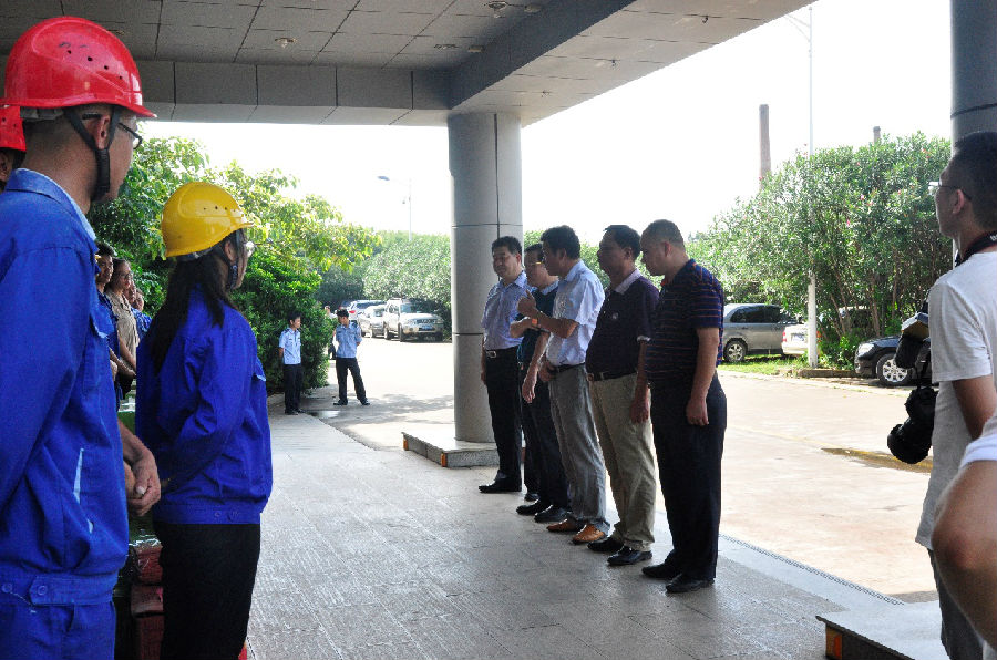 工會(huì)慰問(wèn)送清涼，甘甜爽口暖心田