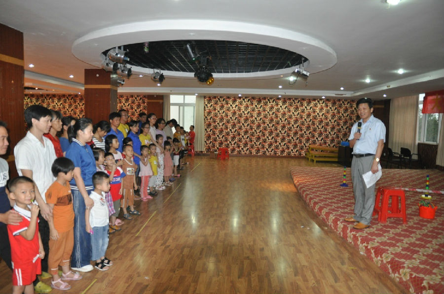 大手牽小手，攜手銀億向前走